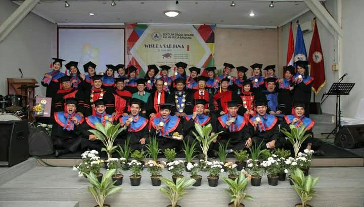 Wisuda Angkatan Pertama